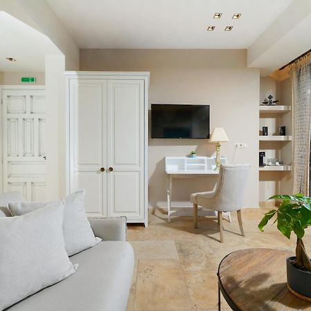 Agorastos Suites Kinira Eksteriør billede