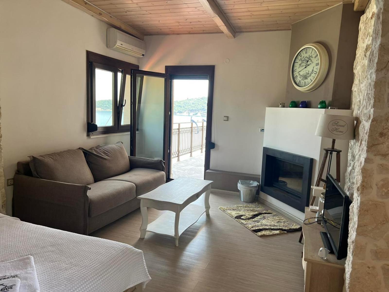 Agorastos Suites Kinira Værelse billede