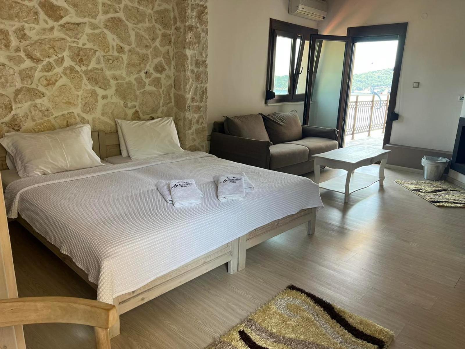 Agorastos Suites Kinira Værelse billede